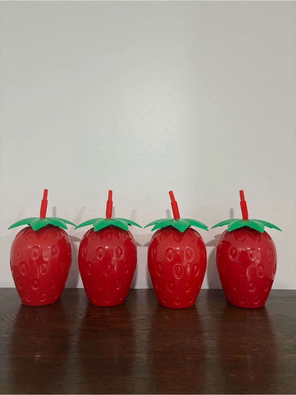 NWT- Set of 4- Strawberry Shaped Sippers w/ Screw On Leaf Lids & Bendy Straws 🍓